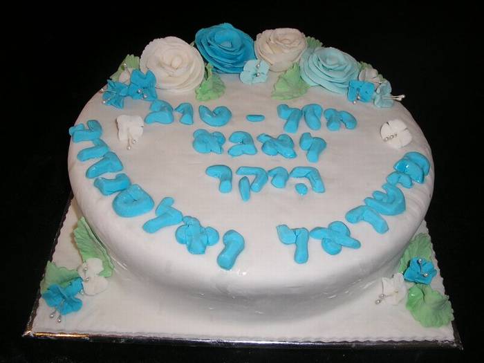עוגת יום הולדת שושנים ופרחי ליליות בכחול לבן